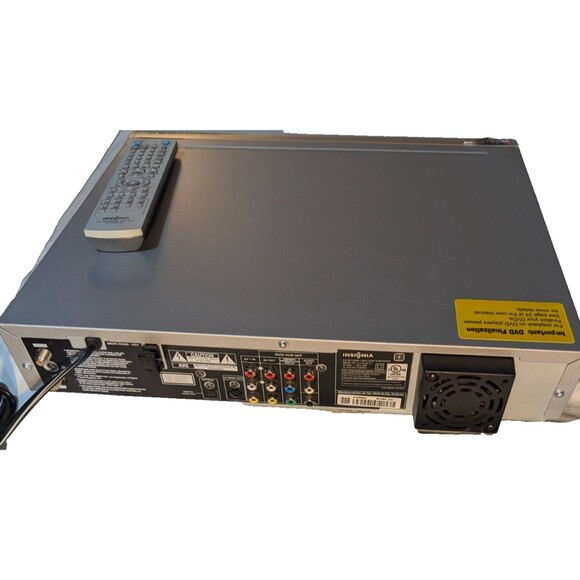 Insignia IS-DVD100121 VCR/DVD Combo with remote - Tested - Picture 2 of 3